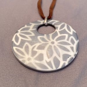 🌸UNIQUE SHELL PENDANT on 15 Inch Leather Cord w/3 Inch Extender